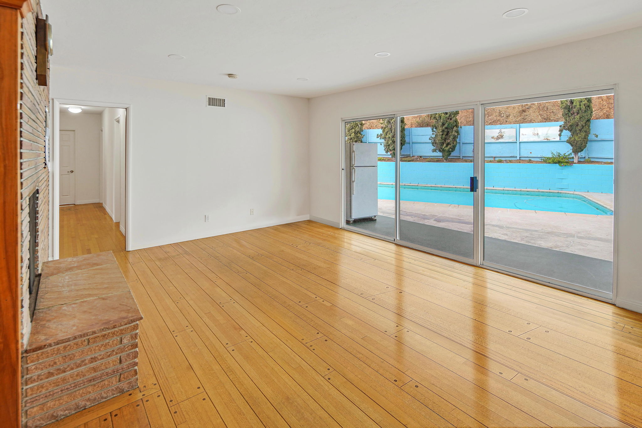 1635 Hazbeth LN Glendale – Simple family home for sale