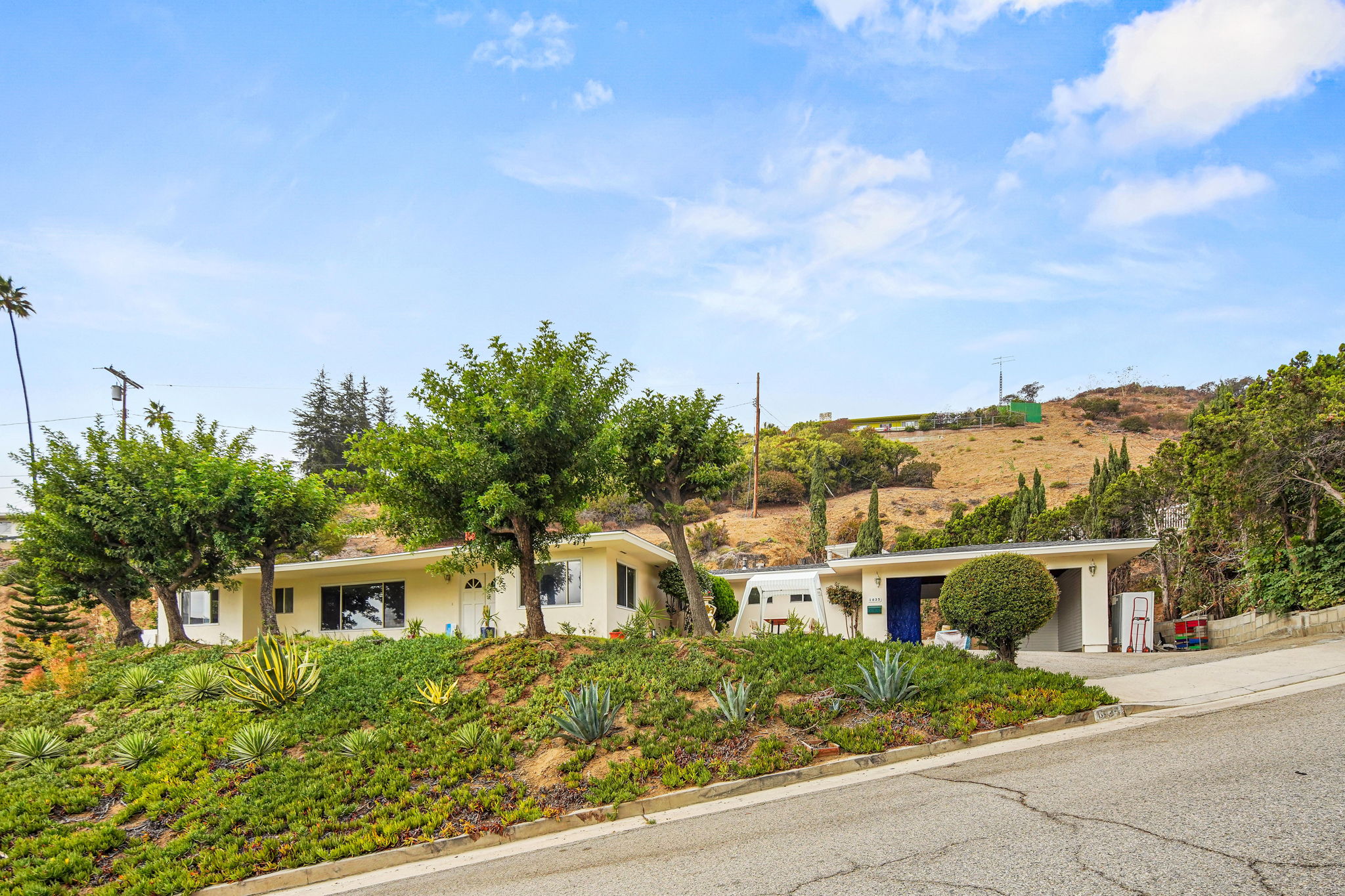 1635 Hazbeth LN Glendale – Simple family home for sale